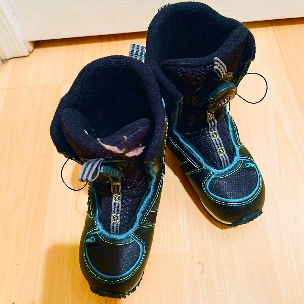 Girls or boys snowboarding boots brand new size 12